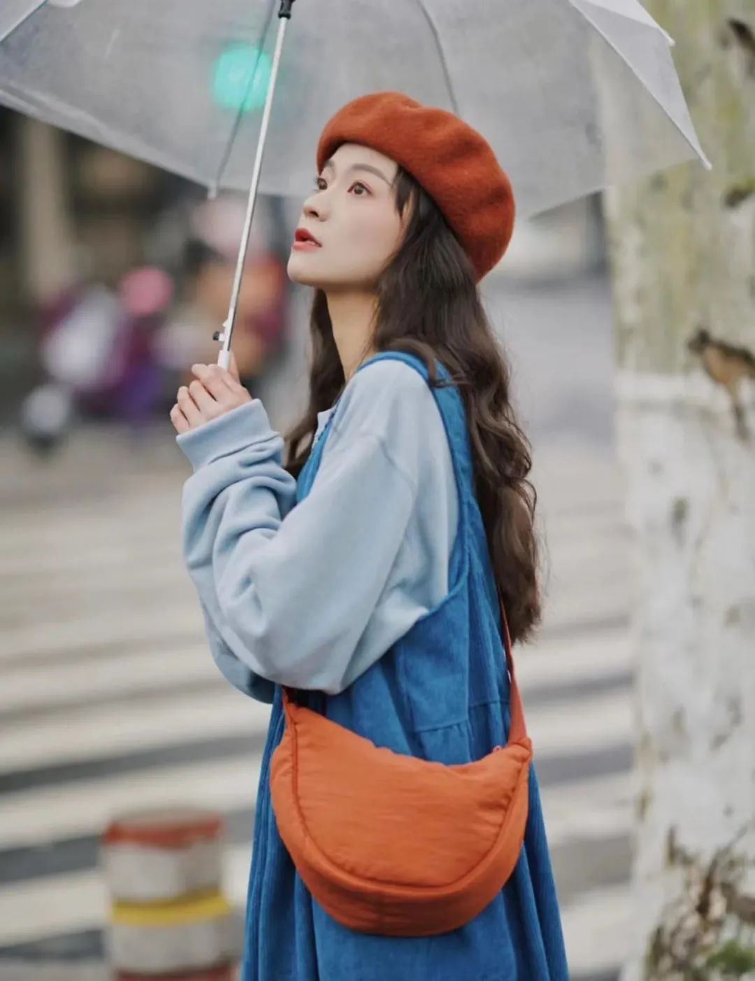 樱花粉|别再背黑白色的包包了！今夏流行彩色款式，时髦又好看