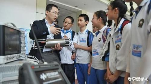 初高中要求统一发型，男女学生都有，女生大哭：“好丑啊！”