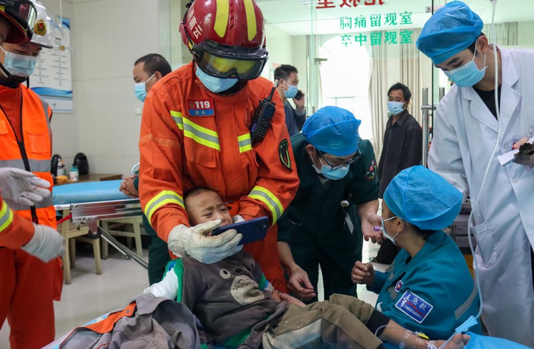 液压剪扩钳|消防员变身“主刀医生”，手术室中成功救援4岁男童