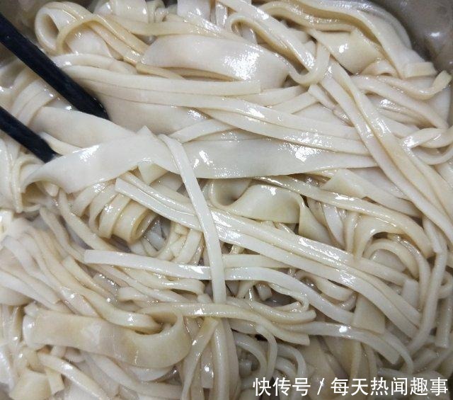 韭菜鸡蛋面条，劲道爽滑，两碗不够吃