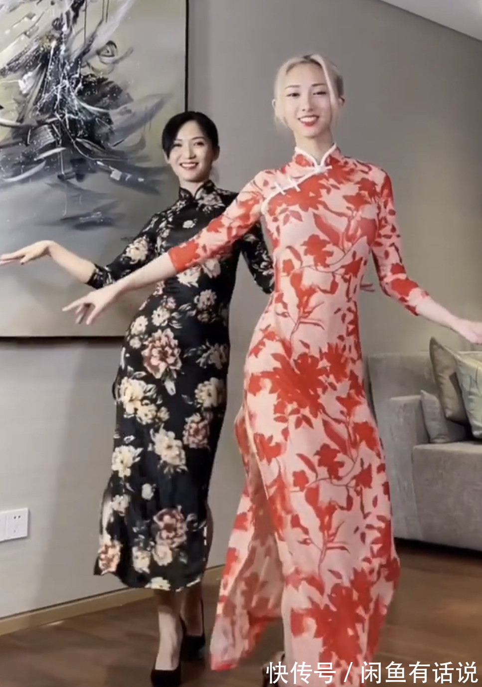 印花|母女俩穿旗袍跳女团舞,45岁妈妈气质惊艳,腰身纤细不输00后女儿