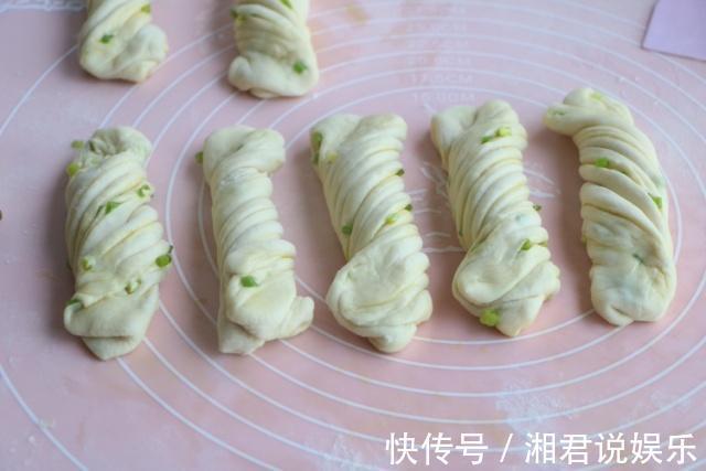 花卷别总去蒸，换种方式煎一煎，香脆有嚼劲