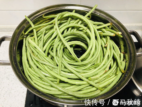 小苏打|夏天遇到此菜我从不手软，一次买几十斤，晒成干菜留着冬天炖肉吃