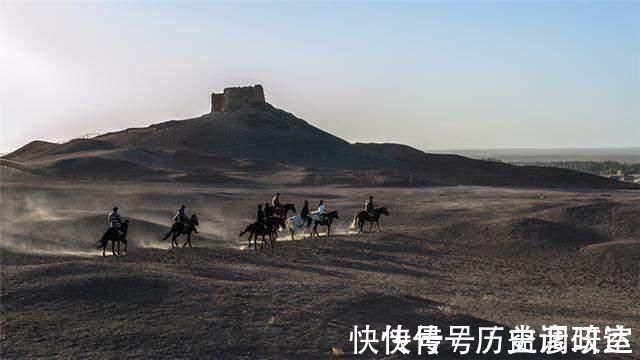 图书馆!余秋雨为去西北找阳关,46岁用23封信辞掉职务,贾平凹:难得人才