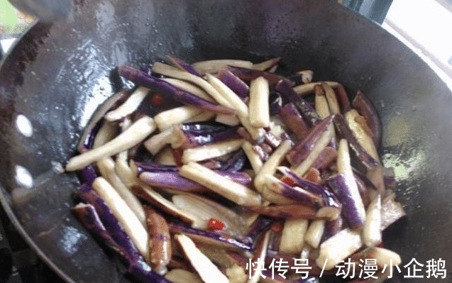 大厨|炒茄子先放油?难怪炒出来的茄子不好吃,大厨来告诉你正确的做法