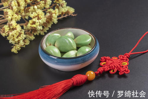 腌腊八蒜时，直接倒醋不易绿，多加1个步骤，大蒜清脆绿如玉