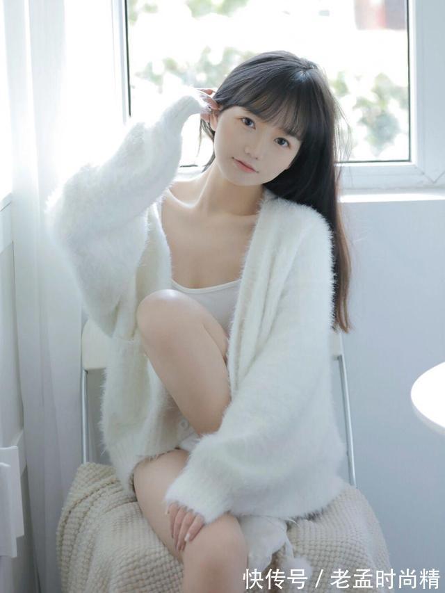 白色|白色吊带背心搭配白色毛衫,美女不做过多修饰,依然很漂亮