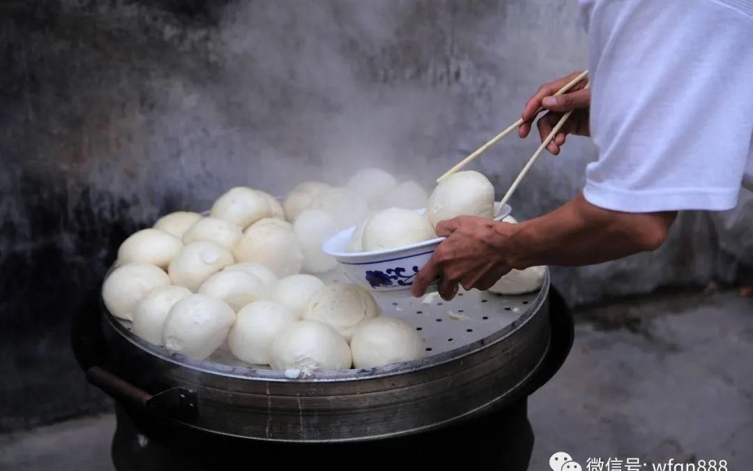饭桌#很多中国人的饭桌上常常离不开馒头,那么馒头这个词是怎么来的?
