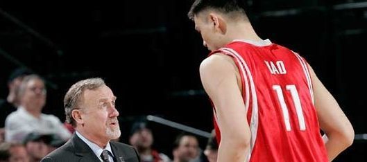 阿德尔曼|41岁却退役10年,回顾姚明的NBA生涯,入选名人堂不该有争议?