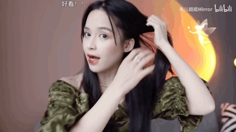 丝巾 别再披头散发了！这3个发型小技巧显嫩又高级