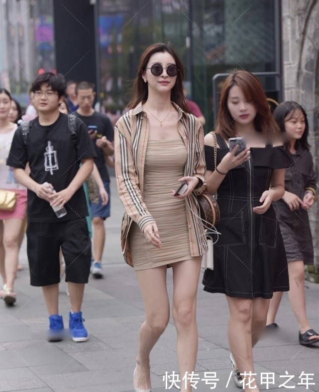 卡其色裹身裙外搭竖纹衬衫，女生穿了美丽，金项链展现贵妇气质