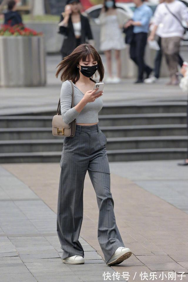 优雅 色彩鲜艳不一定好看,黑色和灰色怎么穿都高级,优雅女孩都青睐