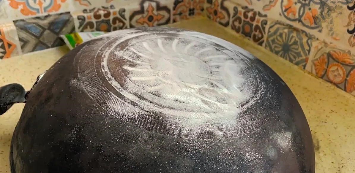 铁锅，锅底黑垢油污多怎么去除？教你一招，铁锅立马变新锅