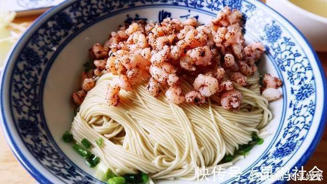 煮面条时，掌握3个诀窍，煮出来的面条香浓耐嚼，不粘锅也不成坨