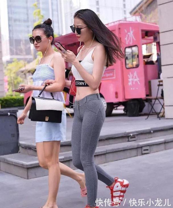 连衣裙","m":"dbfc269d932d8112f06e2cb6c82fdc4be4f2f0f","nlabel":"stat_3208889651:zm.news.so.com:5b+r5LmQ5bCP5Yia5a2Q,pageType_zmt,glevel_3","ntag":"tfashion;sfashion_时尚;kfashion_1:造型;kfashion_1:搭配;kfashion_1:连衣裙;