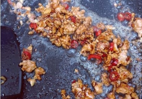 红烧豆腐时，有人先煎有人直接炖，教你正确做法，豆腐更入味