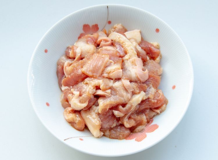 炒猪肉，直接下锅炒就外行了！大厨教你2招，肉香嫩软滑，不粘锅