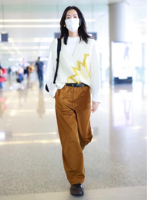 毛衣怎么穿才不显“平庸”?教你这四个搭配公式,既时髦又实用