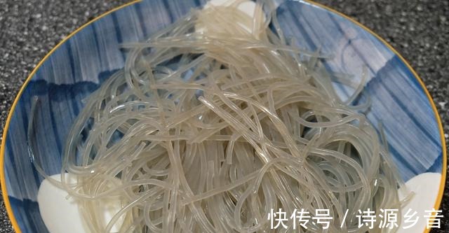 北方人爱吃一锅炖,食材丰富做法简单,自己炖一锅当午饭也不错!