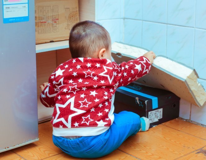 宝妈|三胞胎姐妹“纸巾大战”，妈妈：不心疼钱，就是“血压”有点高