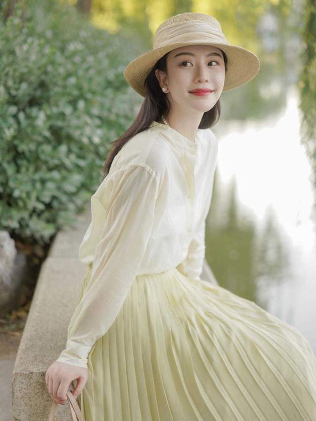 白色衬衫|小个子女生这样穿搭显高显瘦,白色衬衫搭配百褶裙温柔优雅,真美