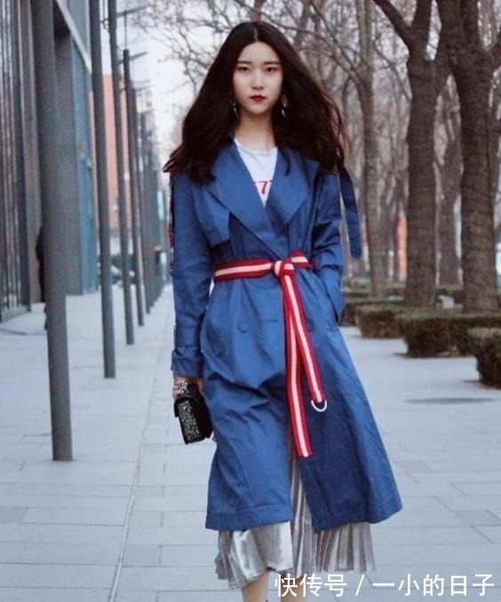 式样 今年火了一种穿搭,叫“大衣+裸靴”,优雅大气,早春穿正合适!