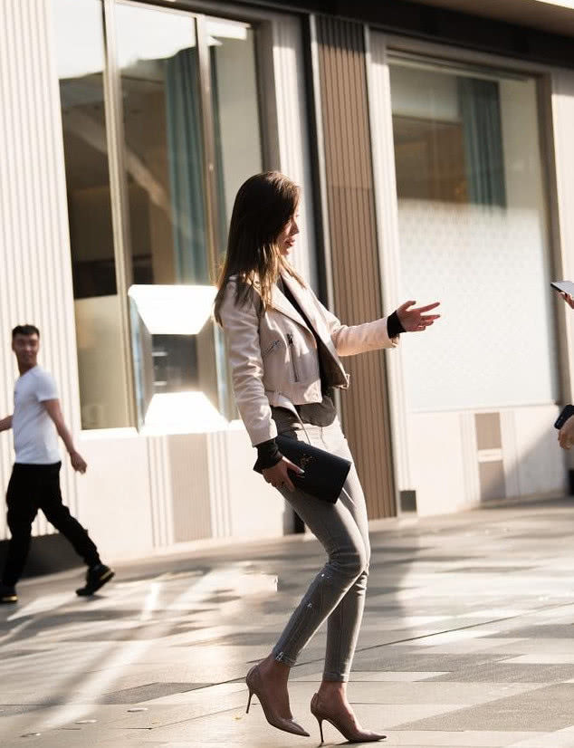 墨镜|街拍:小姐姐搭配非常简单,戴了一副墨镜,显得很有范儿