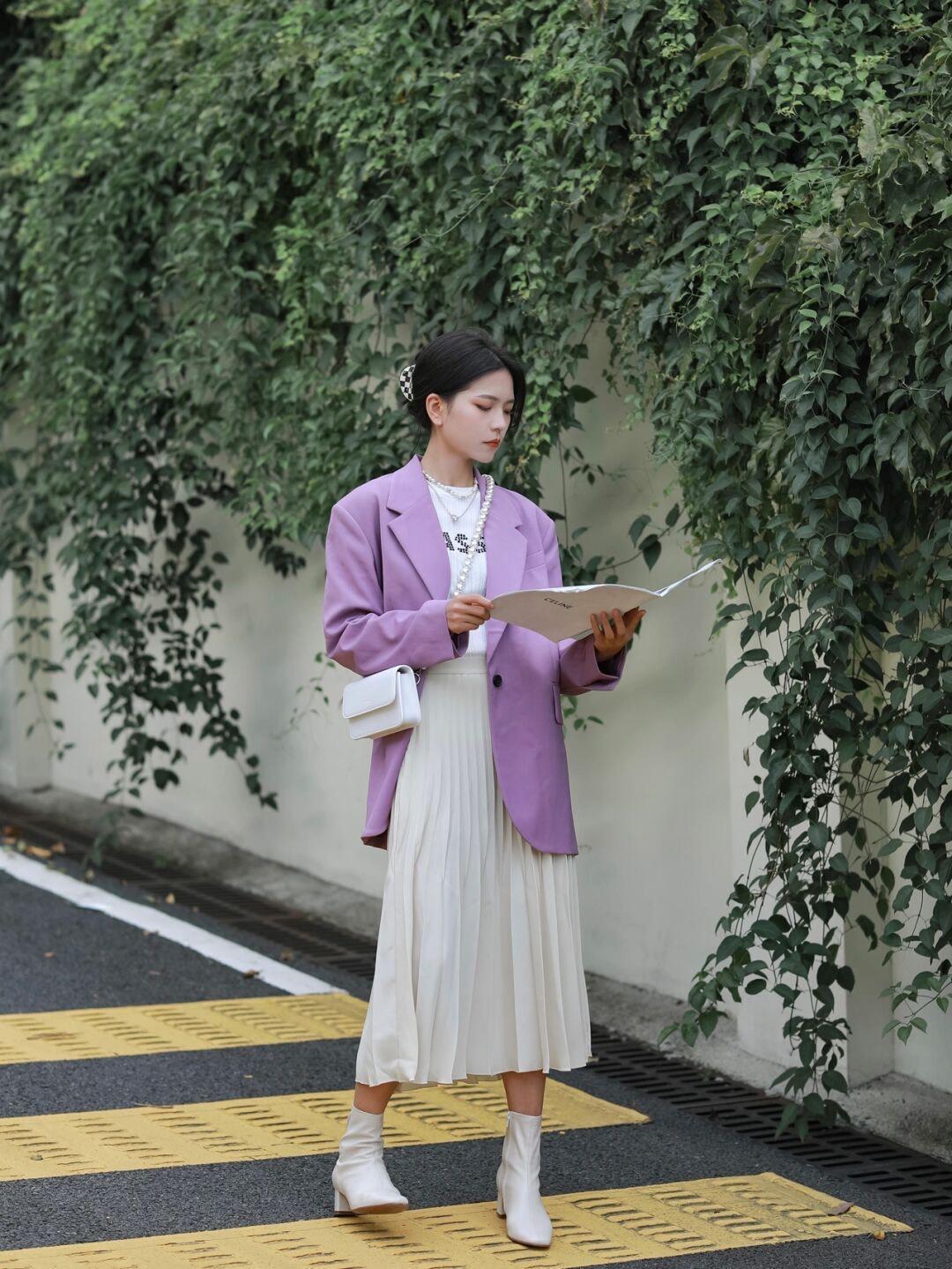 西装外套|秋冬怎么穿时尚又好看,紫色西装外套+米色百褶裙,清新又自然