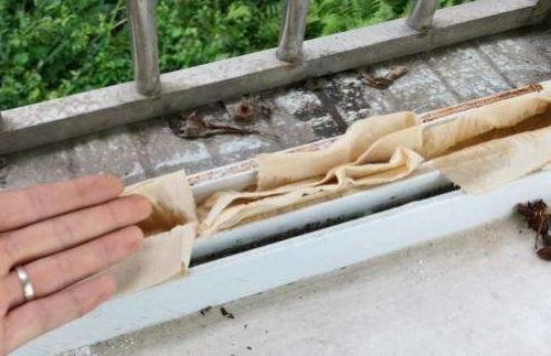 窗户滑道灰尘多太脏了,教你一招就能干净如初,简单方便又快捷