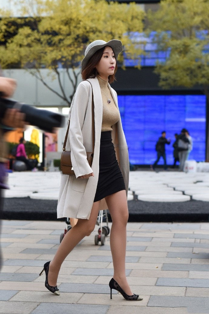 街拍:身材苗条气质很好的美女,浅色的休闲衫很有女人味