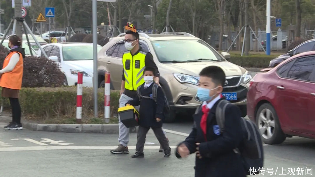 新学期拍了拍你~今天金山各学校开学啦