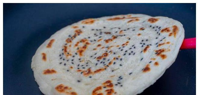 芝麻烧饼|最好吃的芝麻烧饼做法，不用烤箱，一次成型，咬一口掉一地渣，香