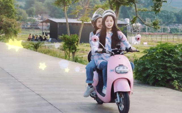 工作人员 节目组保护措施有多强?欧阳娜娜骑电车,看清多少人员护驾,懵了