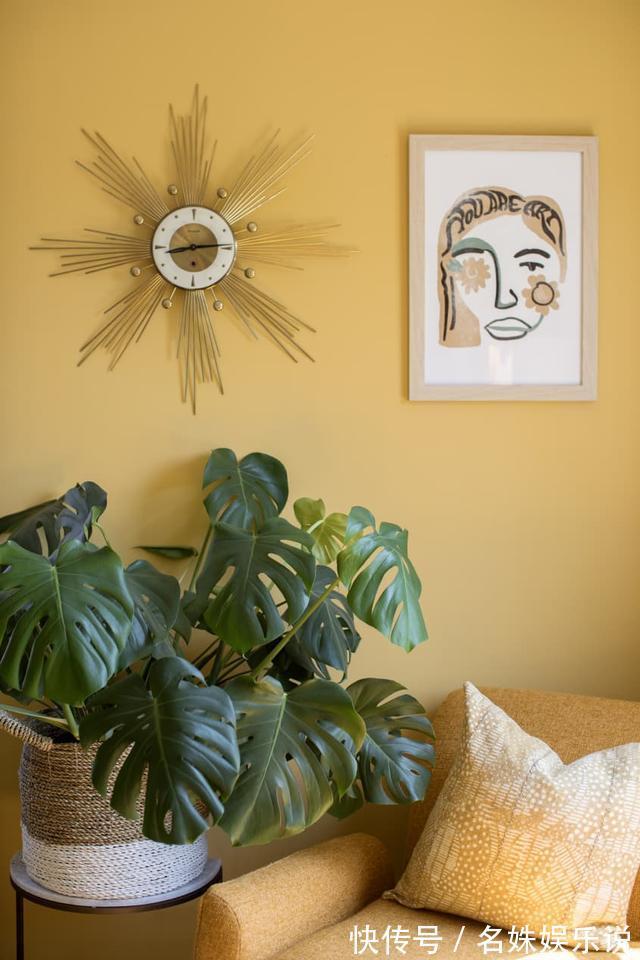 住进|比大白墙耐看,这个出租屋的墙面设计,仿佛住进了电影里