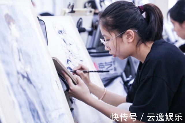 杨幂$当“菜鸟”美术生画明星,赵丽颖眼睛像铜铃,肖战与画像毫无关系