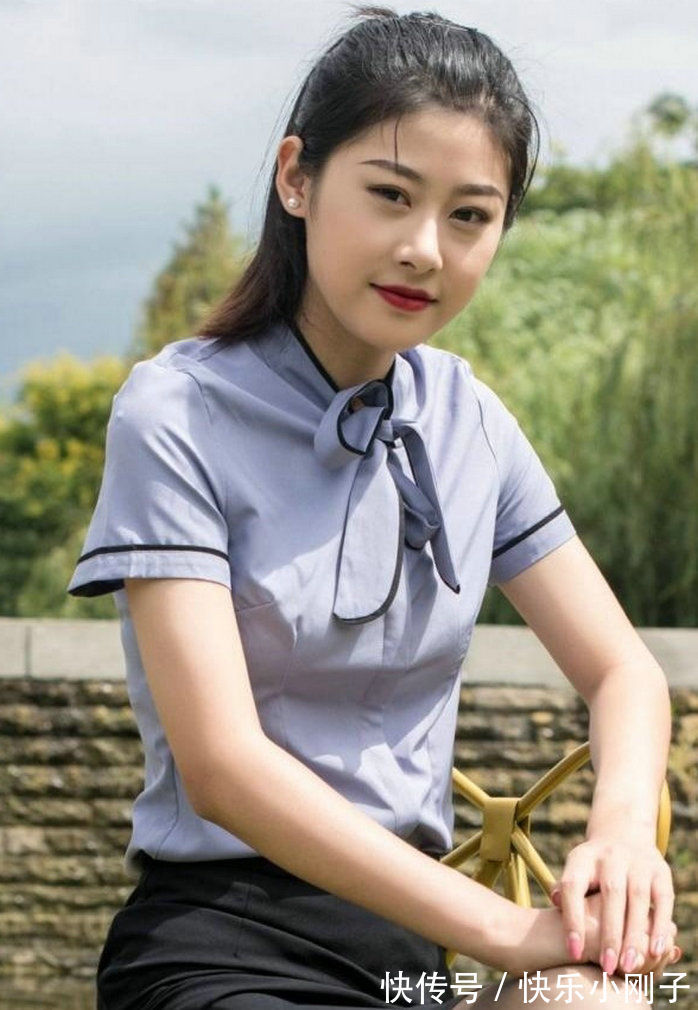 曲线 衬衫搭配的黑色半身裙,简约利落的设计,轻松展现女性的曲线美