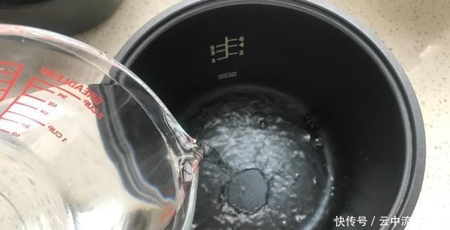 米饭我们经常吃,加上一点红薯,吃的更加健康营养