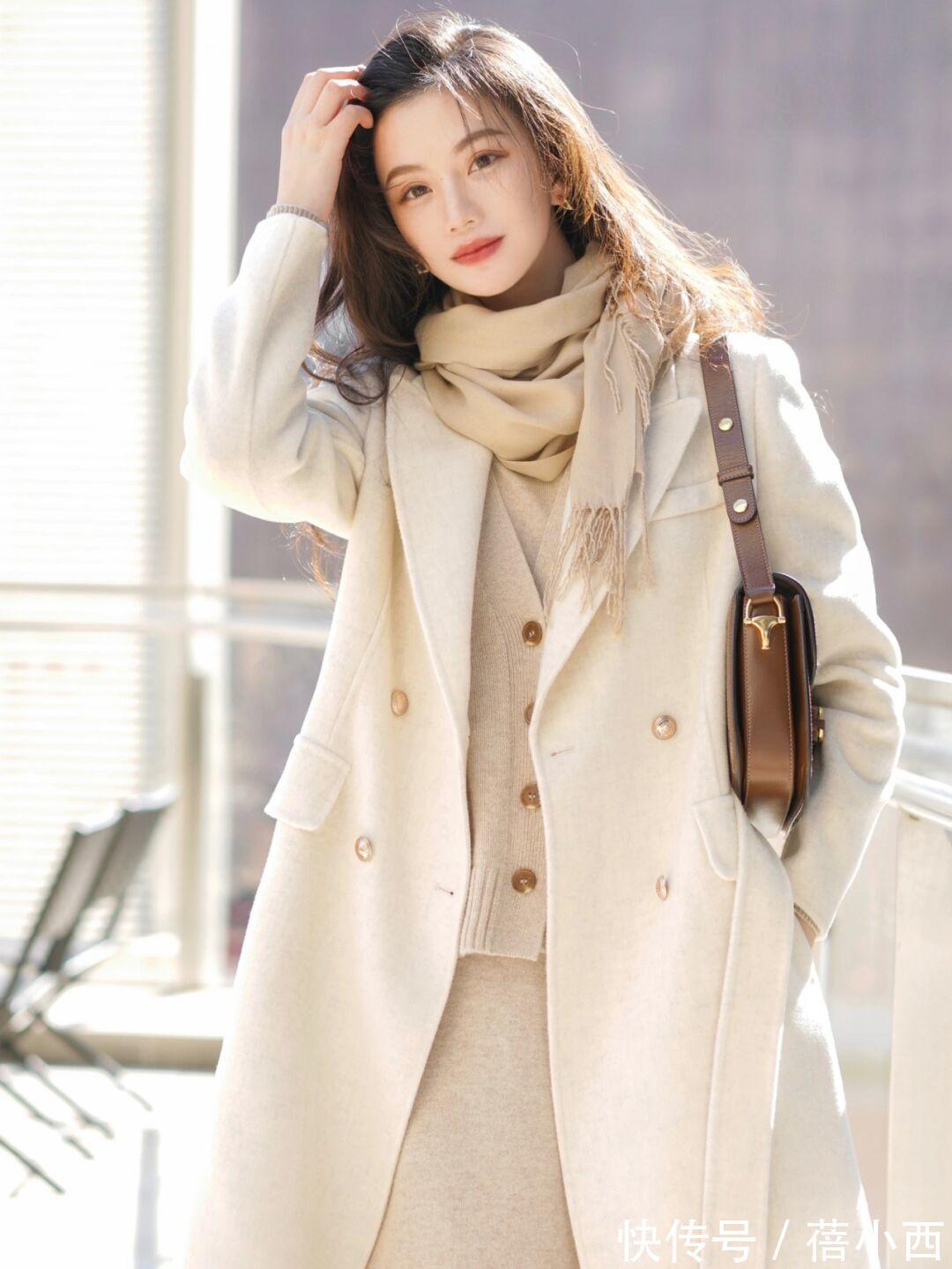 小蛮腰|见过大场面的女人,冬季都会穿“白色大衣”,知性优雅又高级