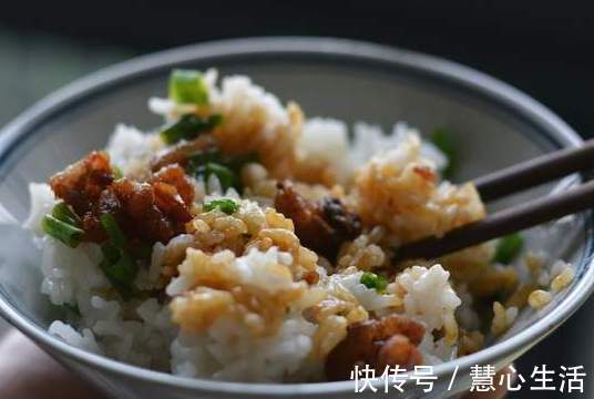 外行|熬猪油，只懂加盐是外行，多放这2样，猪油雪白香浓，久放不坏