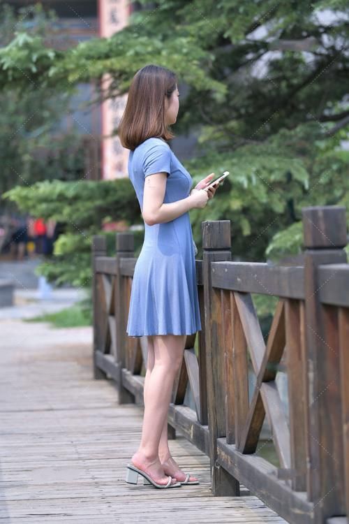 连衣裙|小姐姐穿雾霾蓝连衣裙，温柔典雅有魅力，尽显小女人气质