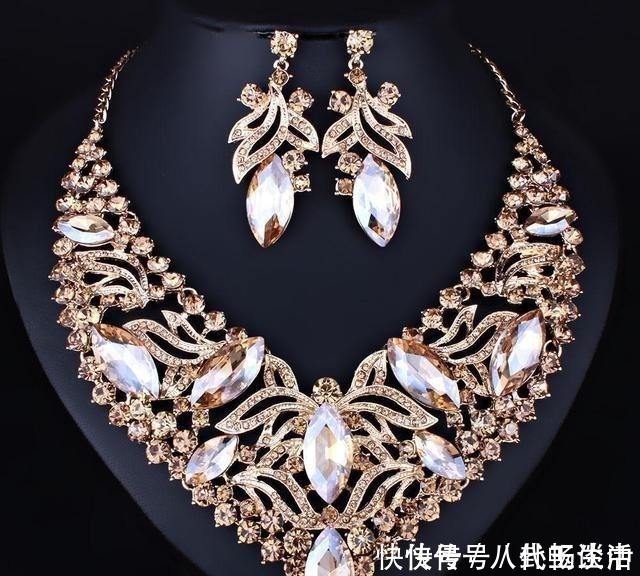 玉髓|项链从来都是女人的焦点,它的价值从没消失过,有与众不同的光芒