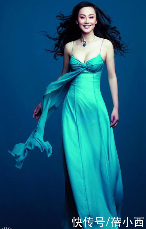 连衣裙|59岁大宋佳还有傲人身材，穿深V领连衣裙配齐肩卷发，又美出圈了