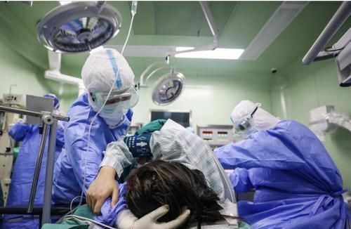 子宫|切开子宫拿出胎儿,剖腹产听着容易,手术时却并不简单,伟大!