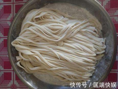 炸酱面|做炸酱面,放黄豆酱还是甜面酱?多数人做错了,难怪不香不好吃