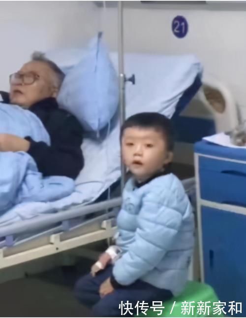 爷爷陪孙子打点滴，自己“霸占”床位睡得香甜，孩子表情很茫然