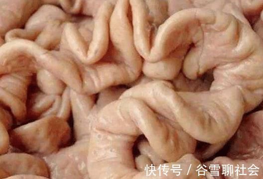 清洗猪大肠时，不用盐也不用醋，只需用一勺“它”，清洗干净还无异味