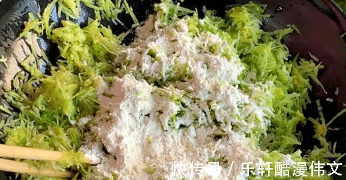 炸萝卜丸子，萝卜用不用焯水教您正确做法，丸子外酥里嫩不发硬