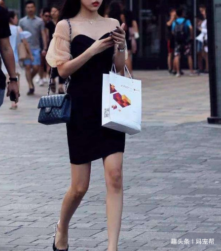 包臀裙 裹胸上衣搭配牛仔热裤,修饰纤瘦的锁骨,迷人极了