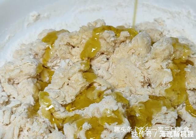 面粉别蒸馒头了,教你面包懒人做法,不烤不蒸,松软香甜又拉丝