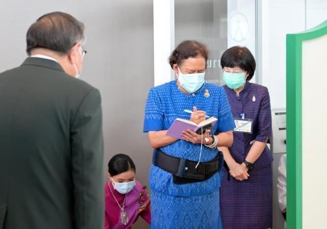 64岁诗琳通强势控场,苏提达摄政梦想落空,网友:姜还是老的辣